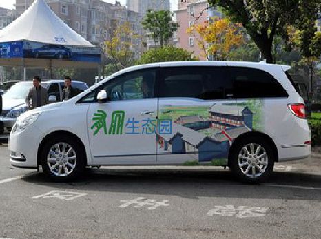 新昌户外车贴喷绘如何保持效果?